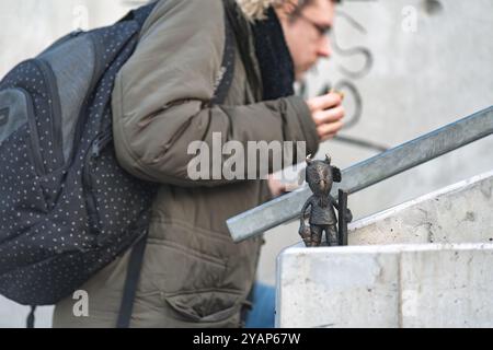 Budapest, Ungarn - 07. Januar 2019: Kleine Bronzestatue von Mekk Elek, einem Ziegenhandwerker aus der ungarischen Geschichte Stockfoto