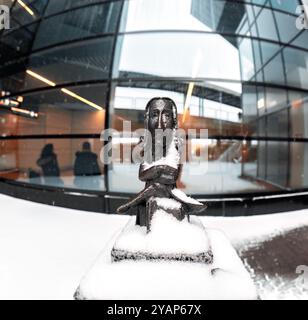 Budapest, Ungarn - 07. Januar 2019: Ferenc Liszt Miniskulptur Bronzestatue bedeckt mit Schnee vor dem Flughafen Budapest Stockfoto