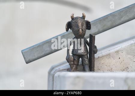 Budapest, Ungarn - 07. Januar 2019: Kleine Bronzestatue von Mekk Elek, einem Ziegenhandwerker aus der ungarischen Geschichte Stockfoto