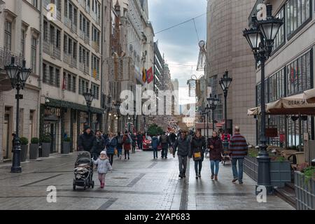 Budapest, Ungarn - 29. Dezember 2018: Menschen, die auf der Fashion Street in Budapest spazieren gehen, werden zur Weihnachtszeit dekoriert Stockfoto