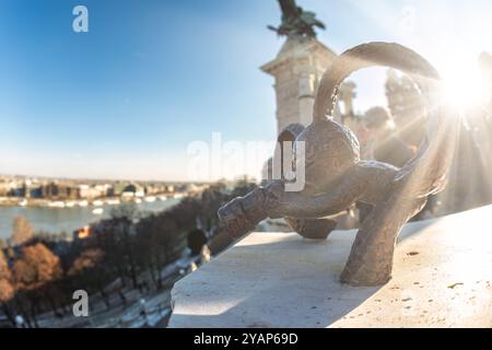 Budapest, Ungarn - 07. Januar 2019: Das Kaninchen mit karierten Ohren sieht ein Teleskop aus der Burg Buda Stockfoto