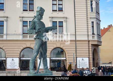 Budapest, Ungarn - 31. Dezember 2018: Bronzestatue des alten Husaren (Oreg Huszar) auf dem Burgberg Stockfoto