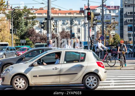 Belgrad, Serbien - 20. September 2019: Autos, Radfahrer und Fußgänger warten an einem sonnigen Tag in Belgrad, Serbien Stockfoto