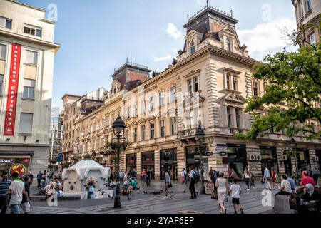 Belgrad, Serbien - 23. September 2015: Menschen laufen auf der Knez Mihailova Straße, einer Fußgängerzone und Einkaufsviertel in Belgrad, Serbien, passi Stockfoto