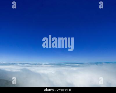 Blick vom sogenannten Feengarten auf Madeira über die Wolkendecke. Stockfoto