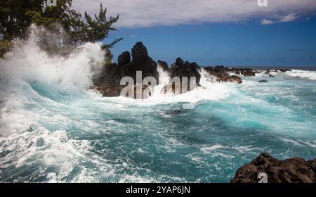 Surf stürzt in zerklüftete Lavasteine auf Hawaii Stockfoto