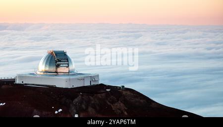 NASA Infrared Telescope Facility (IRTF) auf dem Mauna Kea mit Blick auf das Wolkenmeer in Hawaii Stockfoto