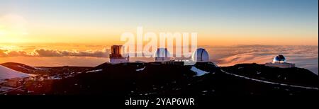 Mauna Kea bei Sonnenuntergang mit Observatorien (Subaru Telescope, WM Keck Observatories, NASA Infrared Telescope Facility). Big Island, Hawaii Stockfoto