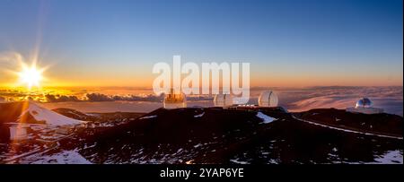 Mauna Kea bei Sonnenuntergang mit Observatorien (Subaru Telescope, WM Keck Observatories, NASA Infrared Telescope Facility). Big Island, Hawaii Stockfoto