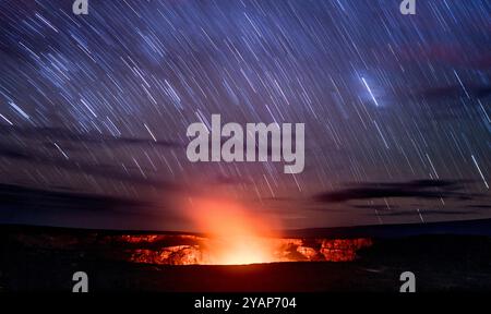 Der Nachthimmel und der glühende Dampf aus der Lava in der Halemaumau-Krater innerhalb der Kiluaua-Caldera im Vulkanos National Park Auf der Big Island von Hawai Stockfoto