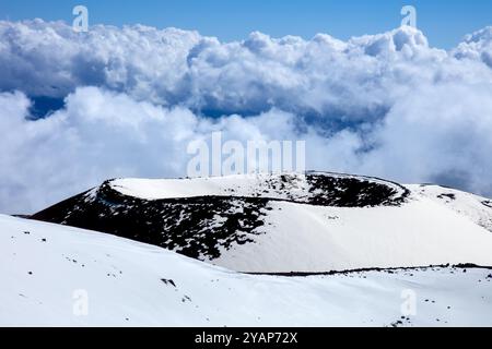 Schlackenzapfen in der Nähe des Gipfels des Mauna Kea, einem ruhenden Schildvulkan auf der Big Island von Hawaii Stockfoto