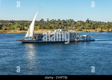 Assuan, Ägypten; 17. Januar 2024: Finden Sie Ihre innere Ruhe auf einer ruhigen Nilfahrt. Segeln Sie inmitten einer Flotte ruhiger Schiffe und genießen Sie den Atem Stockfoto