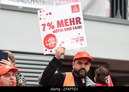 Ludwigsburg, Deutschland. Oktober 2024. Arbeiter demonstrieren am zweiten Verhandlungstag in der Lohnrunde für die Metall- und Elektroindustrie mit Transparenten, die eine Lohnerhöhung von 7 Prozent fordern. Quelle: Bernd Weißbrod/dpa/Alamy Live News Stockfoto