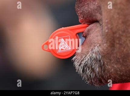 Ludwigsburg, Deutschland. Oktober 2024. Das IG Metall-Logo ist auf einer Pfeife zu sehen, die während einer Demonstration am zweiten Verhandlungstag für eine 7-prozentige Lohnerhöhung in der Metall- und Elektroindustrie zu sehen ist. Quelle: Bernd Weißbrod/dpa/Alamy Live News Stockfoto