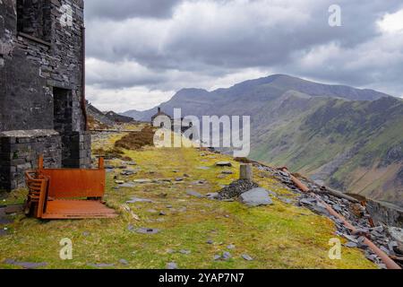 Blick über den Llanberis Pass zum Snowdon im Snowdonia Nationalpark von der oberen Ebene des Dinorwic Schieferbruchs. Dinorwig, Gwynedd, Wales, Großbritannien Stockfoto