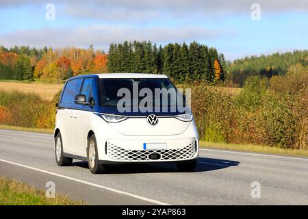 Batterie elektrisch blau weiß Volkswagen ID. Buzz Van Jahr 2024 auf der Straße an einem Herbsttag. Salo, Finnland. Oktober 2024. Stockfoto