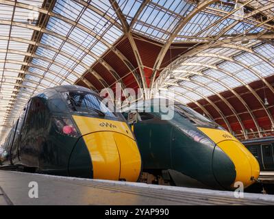 Great Western Railway Züge auf dem Bahnsteig in Paddington Station, London, Großbritannien Stockfoto