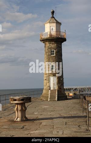 Leuchtturm am Whitby Pier, England Stockfoto