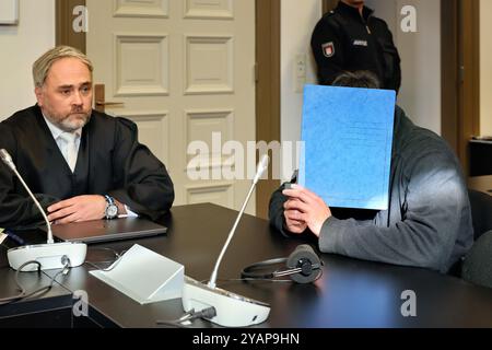 Hamburg, Deutschland. Oktober 2024. Ein 34-jähriger Mann (r), der wegen Mordes und besonders schwerer Brandstiftung angeklagt ist, und sein Anwalt Fabian Hellweg warten im Gerichtssaal auf den Beginn des Prozesses. Der Angeklagte soll das Opfer mehrmals im Kopf- und Halsbereich mit einem Messer erstochen haben. Der Angriff führte zum Tod des Mannes. Danach soll der Angeklagte die Wohnung angezündet haben, um das Verbrechen zu vertuschen. Quelle: Ulrich Perrey/dpa/Alamy Live News Stockfoto