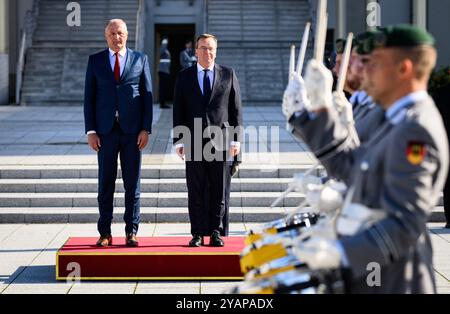 Berlin, Deutschland. Oktober 2024. Bundesverteidigungsminister Boris Pistorius (SPD, r) empfängt Zukan Helez, Verteidigungsminister von Bosnien und Herzegowina, vor einem bilateralen Treffen mit militärischen Ehren im Bendlerblock, dem Hauptquartier des Bundesverteidigungsministeriums. Quelle: Bernd von Jutrczenka/dpa/Alamy Live News Stockfoto