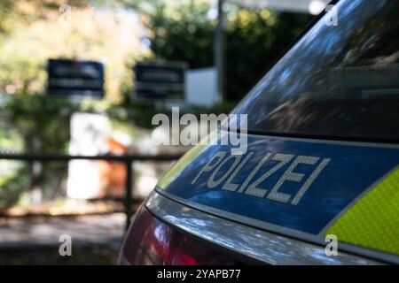 Hamburg, Deutschland. Oktober 2024. Ein Streifenwagen steht vor einer Schule. Ein Polizeieinsatz fand an einer Bildungseinrichtung in Hamburg statt. Ein Schüler wurde an einer Schule in Hamburg-Niendorf in Gewahrsam genommen. Er sei in einem psychiatrischen Ausnahmezustand, sagte eine Polizeisprecherin. Kein Messer wurde von der Pupille benutzt. Niemand wurde verletzt. Quelle: Hannes P. Albert/dpa/Alamy Live News Stockfoto