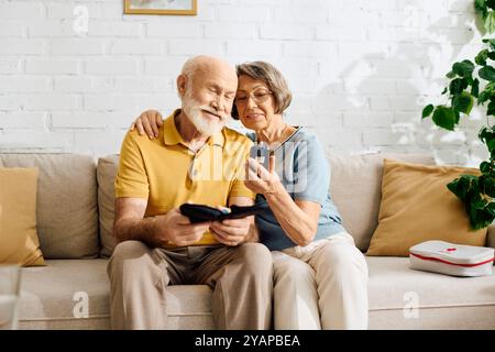 Eine hingebungsvolle Ehefrau hilft ihrem Mann mit Diabetes, während sie einen ruhigen Moment zu Hause teilen. Stockfoto