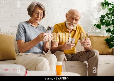 Eine hingebungsvolle Ehefrau unterstützt ihren Ehemann mit Diabetes, während sie zu Hause Medikamente verwalten. Stockfoto