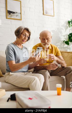 Eine hingebungsvolle Ehefrau unterstützt ihren Ehemann mit Diabetes zu Hause, um sein Wohlbefinden und sein Glück zu gewährleisten. Stockfoto