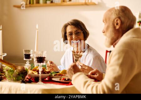 Ein fröhliches Seniorenpaar genießt ein festliches Weihnachtsessen zu Hause. Stockfoto