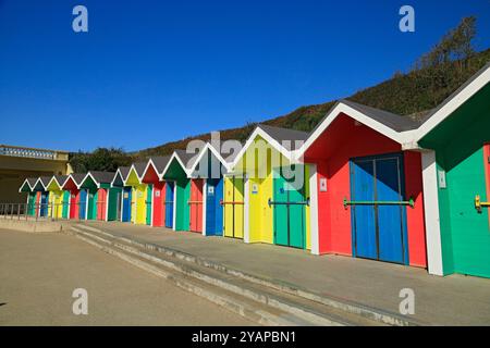 Bunte Strandhütten, Whitmore Bay, Barry Island, Vale of Glamorgan, Südwales, UK. Stockfoto