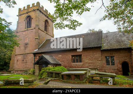 Der rote Sandstein des 14. Jahrhunderts St Michael's Church Shotwick the Wirral Cheshire in der Diözese Chester, Stockfoto