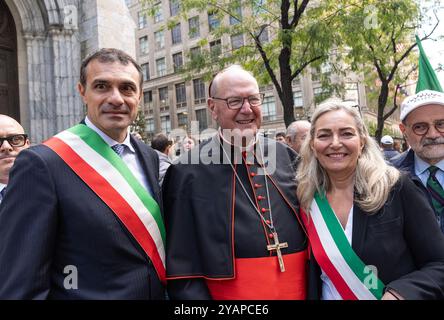 New York, Usa. Oktober 2024. Generalkonsul Fabrizio Di Michele, Kardinal Timothy Dolan, italienische Botschafterin in den USA Mariangela Zappia nehmen an der jährlichen Columbus Day-Parade 2024 auf der 5th Avenue in Manhattan, New York Teil (Foto: Lev Radin/Pacific Press) Credit: Pacific Press Media Production Corp./Alamy Live News Stockfoto