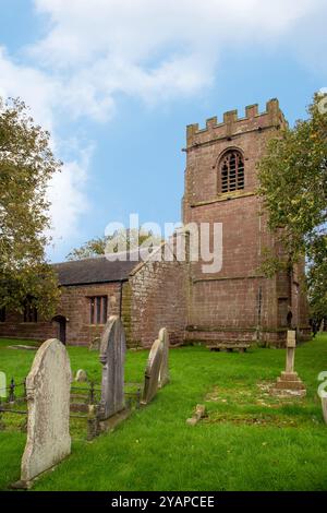 Der rote Sandstein des 14. Jahrhunderts St Michael's Church Shotwick the Wirral Cheshire in der Diözese Chester, Stockfoto