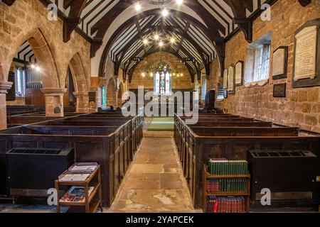 Das Innere der St. Michael's Church aus dem 14. Jahrhundert Shotwick the Wirral Cheshire in der Diözese Chester, Stockfoto