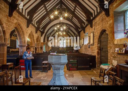 Das Innere der St. Michael's Church aus dem 14. Jahrhundert Shotwick the Wirral Cheshire in der Diözese Chester, Stockfoto