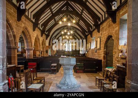 Das Innere der St. Michael's Church aus dem 14. Jahrhundert Shotwick the Wirral Cheshire in der Diözese Chester, Stockfoto