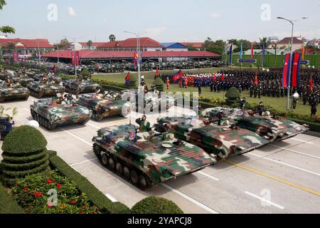 (241015) -- PHNOM PENH, 15. Oktober 2024 (Xinhua) -- Militärfahrzeugparade während der Feier des 30. Gründungsjubiläums der Brigade 70 in Phnom Penh, Kambodscha am 15. Oktober 2024. Die Brigade 70, eine Eliteeinheit der Royal Cambodian Armed Forces (RCAF), feierte am Dienstag ihr 30-jähriges Gründungsjubiläum und versprach, den Frieden, die Sicherheit, die Stabilität und die Entwicklung des Landes weiterhin zu schützen. Der kambodschanische Premierminister Hun Manet führte den Vorsitz bei der Zeremonie, bei der Truppen auf einer Parade waren und Militärfahrzeuge, Waffen, gepanzerte Fahrzeuge und Panzer präsentierten. unter anderem. Quelle: Xinhua/Alam Stockfoto