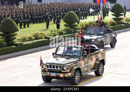 (241015) -- PHNOM PENH, 15. Oktober 2024 (Xinhua) -- kambodschanischer Premierminister Hun Manet (Front Jeep) inspiziert Truppen während der Feier des 30. Gründungsjubiläums der Brigade 70 am 15. Oktober 2024 in Phnom Penh, Kambodscha. Die Brigade 70, eine Eliteeinheit der Royal Cambodian Armed Forces (RCAF), feierte am Dienstag ihr 30-jähriges Gründungsjubiläum und versprach, den Frieden, die Sicherheit, die Stabilität und die Entwicklung des Landes weiterhin zu schützen. Quelle: Xinhua/Alamy Live News Stockfoto