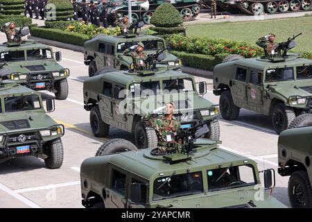 (241015) -- PHNOM PENH, 15. Oktober 2024 (Xinhua) -- Militärfahrzeugparade während der Feier des 30. Gründungsjubiläums der Brigade 70 in Phnom Penh, Kambodscha am 15. Oktober 2024. Die Brigade 70, eine Eliteeinheit der Royal Cambodian Armed Forces (RCAF), feierte am Dienstag ihr 30-jähriges Gründungsjubiläum und versprach, den Frieden, die Sicherheit, die Stabilität und die Entwicklung des Landes weiterhin zu schützen. Der kambodschanische Premierminister Hun Manet führte den Vorsitz bei der Zeremonie, bei der Truppen auf einer Parade waren und Militärfahrzeuge, Waffen, gepanzerte Fahrzeuge und Panzer präsentierten. unter anderem. Quelle: Xinhua/Alam Stockfoto