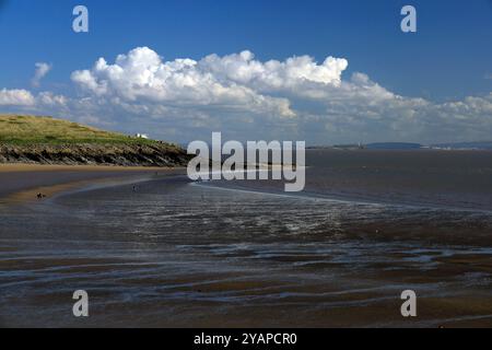 Dramatische Cumulus mediocris Wolken über der Severn Mündung, Barry Island, Südwales. Stockfoto