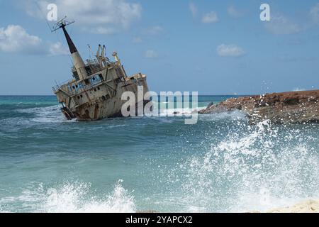 Das Schiffswrack Cyprus,EDRO III,lief am 8. Oktober 2011 auf schwerer See vor Pegeia auf Grund während einer Fahrt von Limassol nach Rhodos, Stockfoto