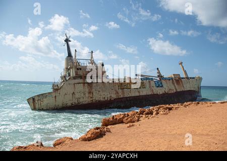 Das Schiffswrack Cyprus,EDRO III,lief am 8. Oktober 2011 auf schwerer See vor Pegeia auf Grund während einer Fahrt von Limassol nach Rhodos, Stockfoto