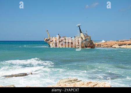 Das Schiffswrack Cyprus,EDRO III,lief am 8. Oktober 2011 auf schwerer See vor Pegeia auf Grund während einer Fahrt von Limassol nach Rhodos, Stockfoto