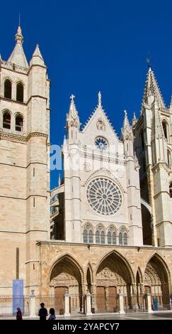 Außenansicht der Westfassade und des Buntglasrosenfensters der französisch-gotischen mittelalterlichen Kathedrale Santa Maria Leon Castile und Leon Spain Europe Stockfoto