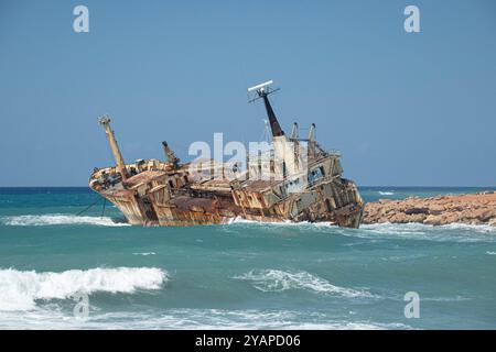 Das Schiffswrack Cyprus,EDRO III,lief am 8. Oktober 2011 auf schwerer See vor Pegeia auf Grund während einer Fahrt von Limassol nach Rhodos, Stockfoto