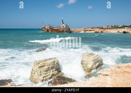 Das Schiffswrack Cyprus,EDRO III,lief am 8. Oktober 2011 auf schwerer See vor Pegeia auf Grund während einer Fahrt von Limassol nach Rhodos, Stockfoto