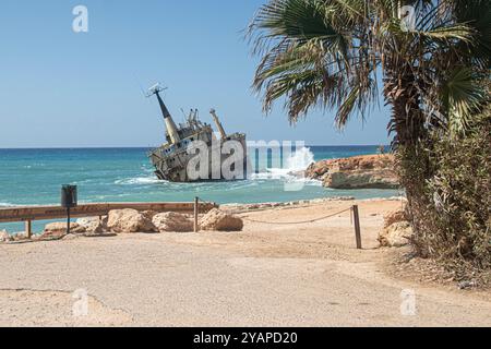 Das Schiffswrack Cyprus,EDRO III,lief am 8. Oktober 2011 auf schwerer See vor Pegeia auf Grund während einer Fahrt von Limassol nach Rhodos, Stockfoto