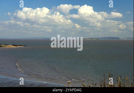 Dramatische Cumulus mediocris Wolken über der Severn Mündung, Barry Island, Südwales. Stockfoto