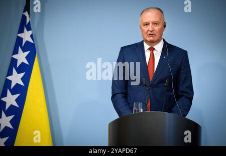 Berlin, Deutschland. Oktober 2024. Zukan Helez, Verteidigungsminister von Bosnien und Herzegowina, spricht auf einer Pressekonferenz mit Bundesverteidigungsminister Pistorius nach einem bilateralen Treffen im Bendlerblock, dem Sitz des Bundesverteidigungsministeriums. Quelle: Bernd von Jutrczenka/dpa/Alamy Live News Stockfoto