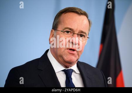 Berlin, Deutschland. Oktober 2024. Bundesverteidigungsminister Boris Pistorius (SPD) spricht auf einer Pressekonferenz mit dem bosnisch-herzegowinischen Verteidigungsminister Helez nach einem bilateralen Treffen im Bendlerblock, dem Sitz des Bundesverteidigungsministeriums. Quelle: Bernd von Jutrczenka/dpa/Alamy Live News Stockfoto